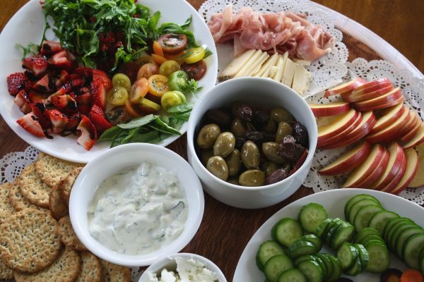 Aperitivo con frutta e verdura fresca tagliata