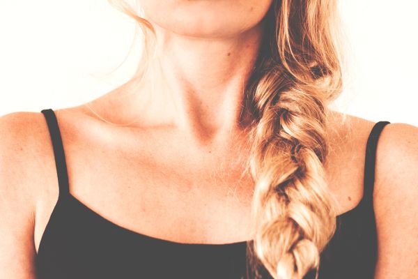 Donna con i capelli a treccia