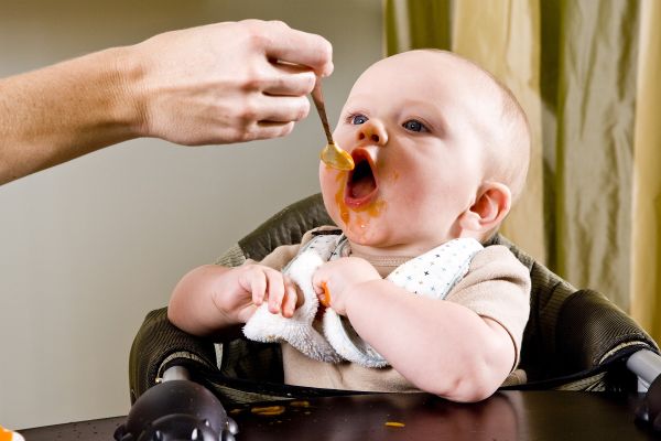 Neonato mangia la pappa 