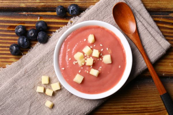 Zuppa di pomodoro con cubetti di formaggio
