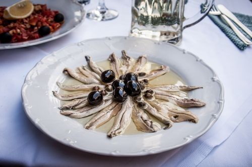 Alici con capperi e olive nere