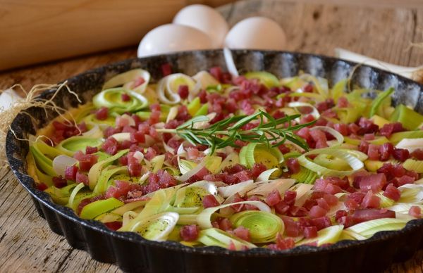 Torta salata con pancetta e cipolla