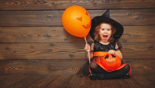 Bambina vestita da strega per Halloween