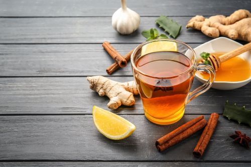 Tazza di tè con limone, cannella e zenzero