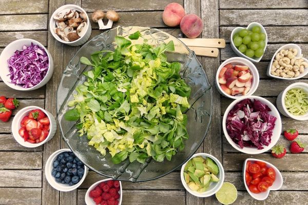 Ingredienti per prepare un'insalata mista