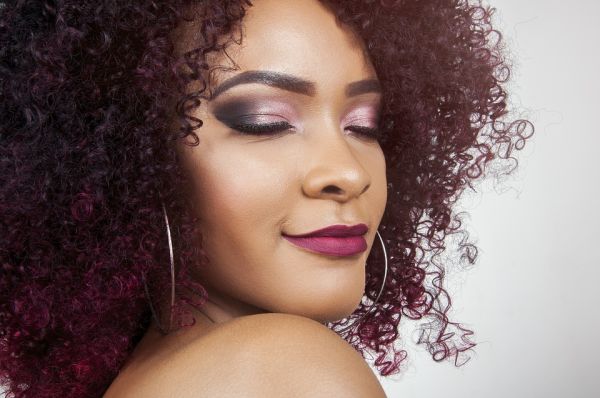 Donna afromaricana dai capelli ricci