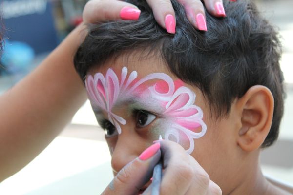 Bambino viene truccato in viso per Carnevale