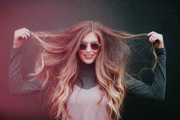 Ragazza spettinata con occhiali da sole