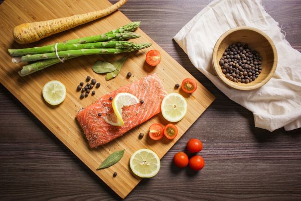 Preparazione salmone con pepe e limone e asparagi
