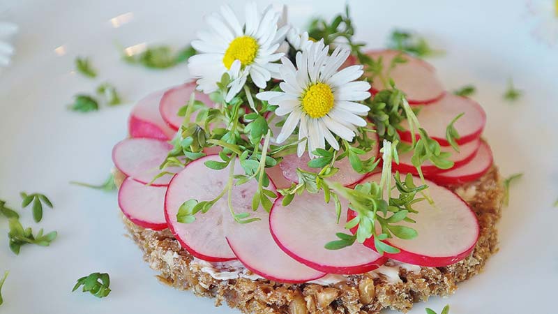 Piatto di farro decorato con margherite