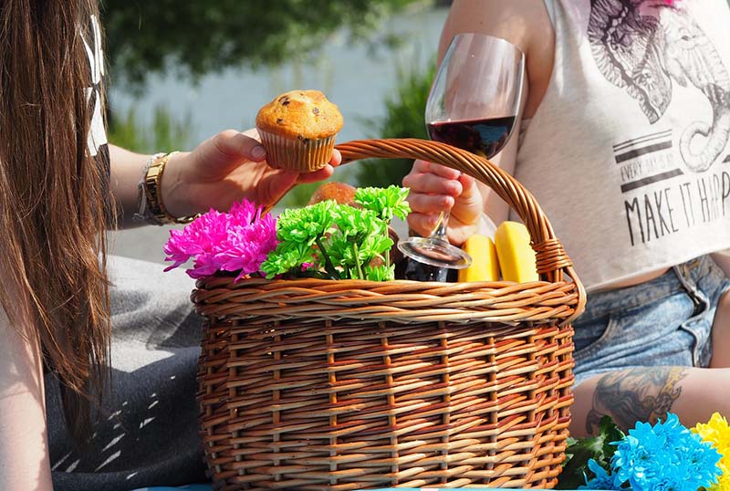 Picnic con cupcake e calice di vino