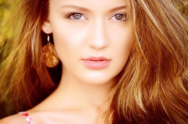 Ragazza con i capelli castani