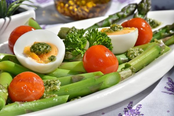 Piatto di asparagi con uova sode e pomodorini