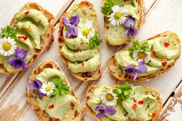 Fette di pane con crema di avocado