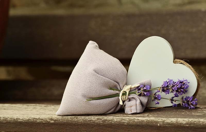 Sacchetto chiuso con un mazzo di lavanda