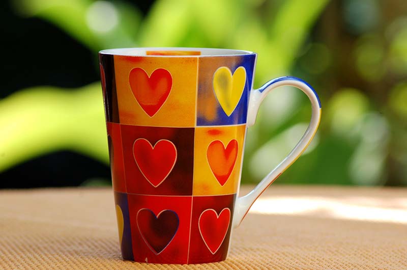 Tazza da colazione colorata con cuori 