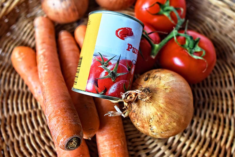 Lattina di passata di pomodori con carote, aglio e cipolla