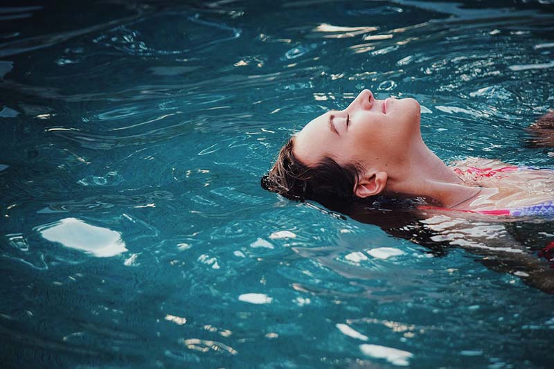 Ragazza si rilassa immersa nell'acqua