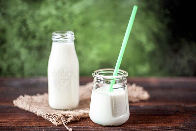 Bicchiere di latte con cannuccia