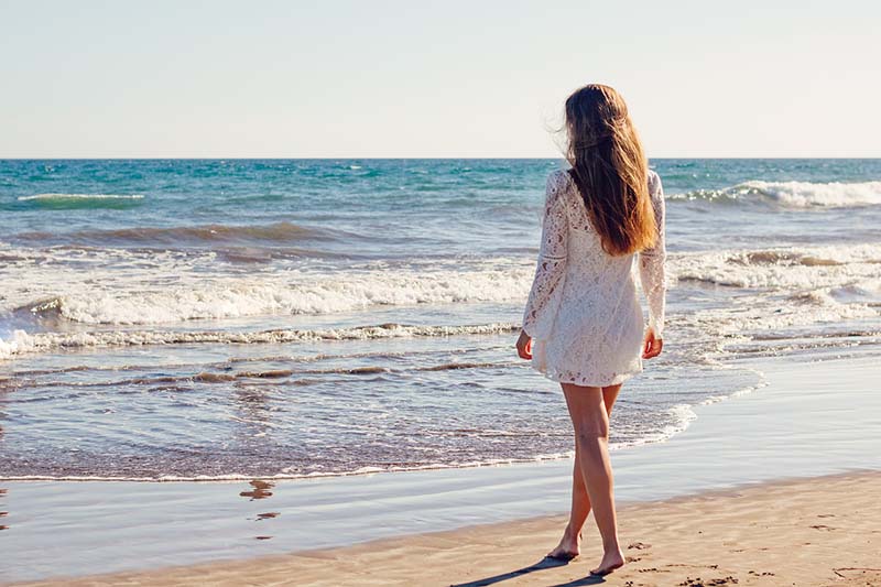 Ragazza passeggia sulla spiaggia