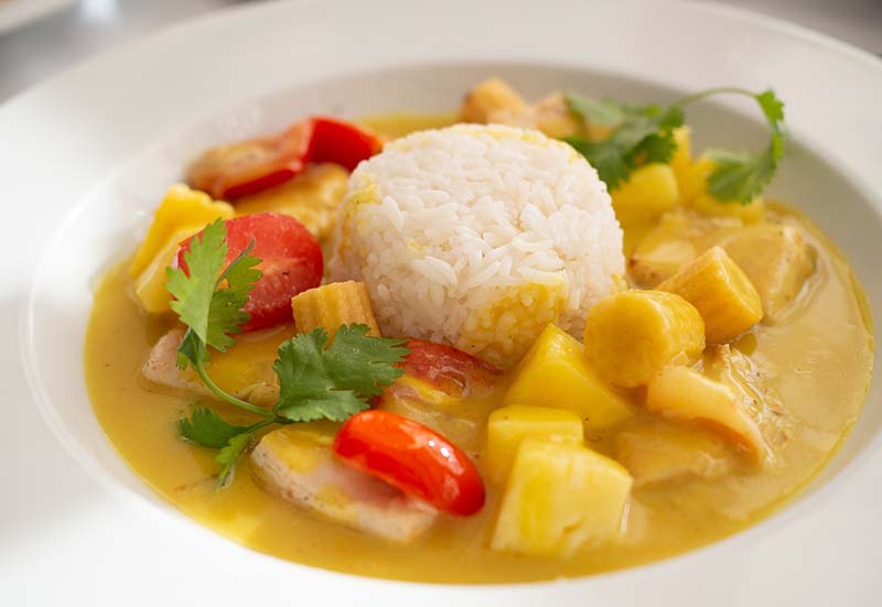 Piatto di riso con zucca e pomodorini