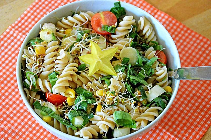 Pasta fredda con pomodorini, insalata e mais