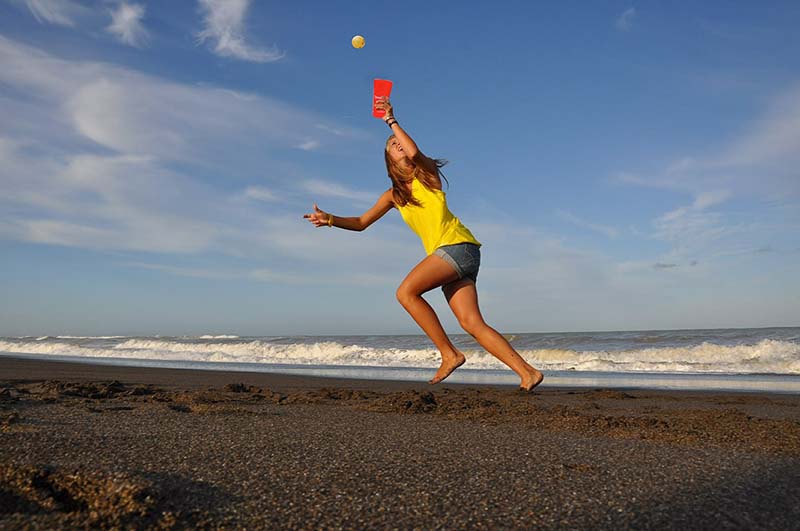 Ragazza gioca sulla spiaggia