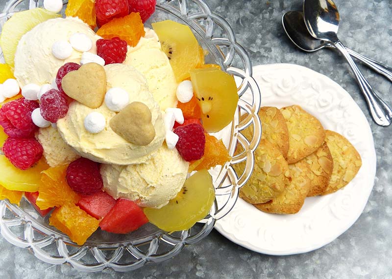 Gelato con frutta e biscotti