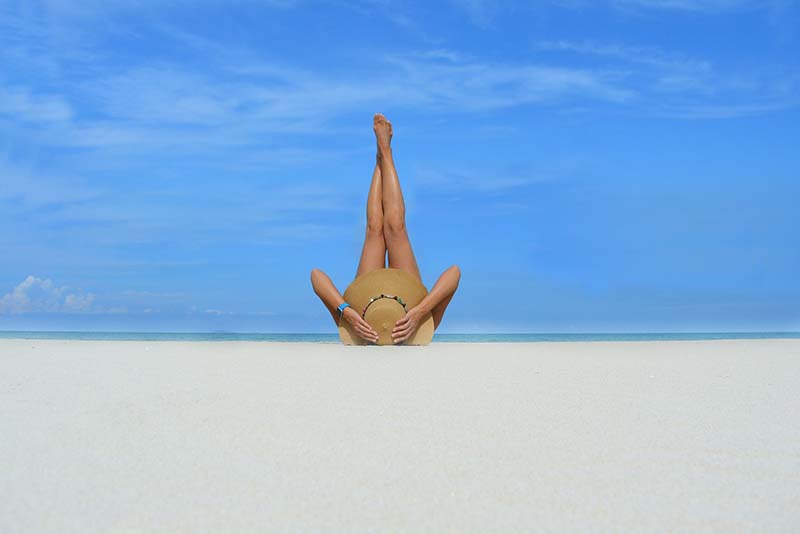 Ragazza si rilassa sulla spiaggia