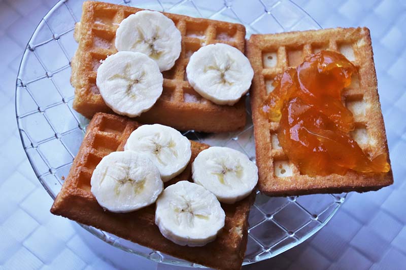 Waffle con banane e marmellata