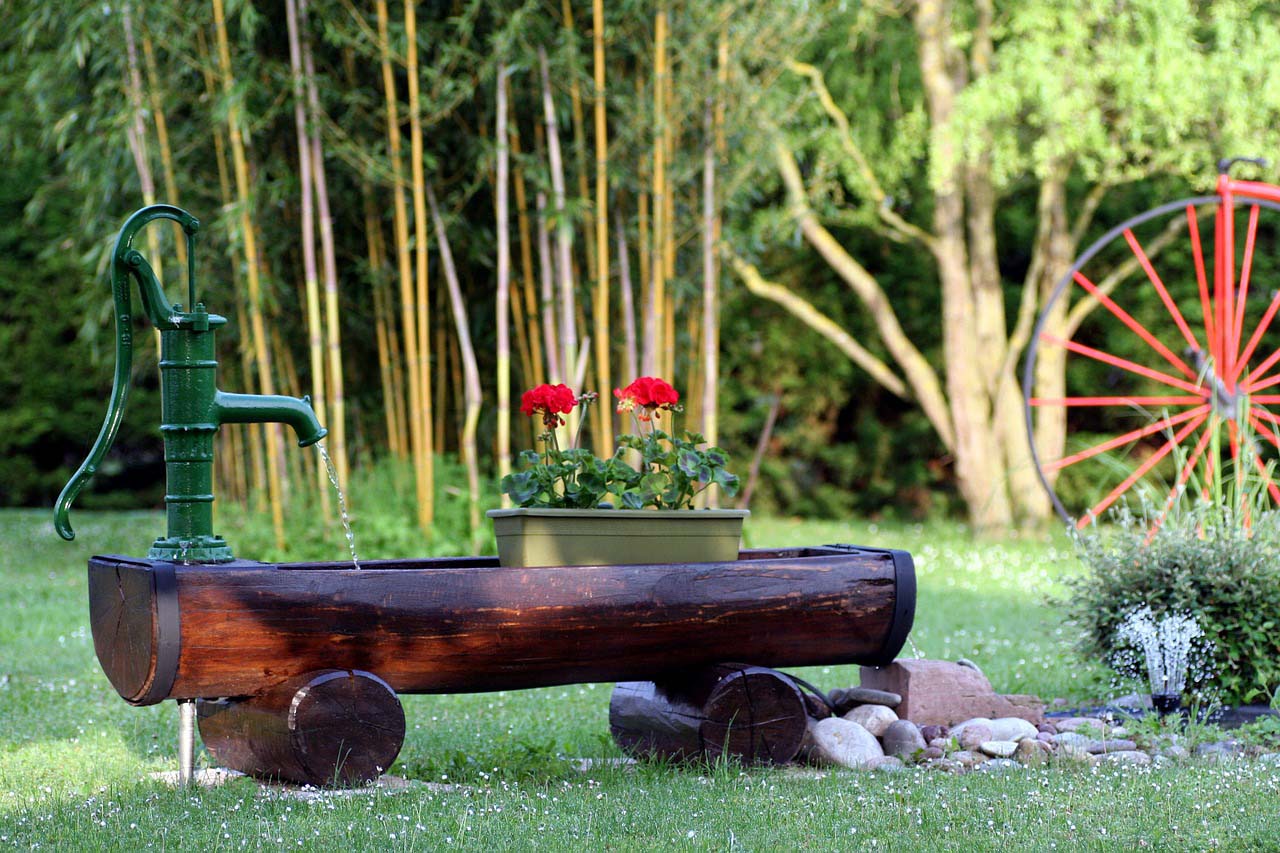 Giardino con vaso di fiori rossi