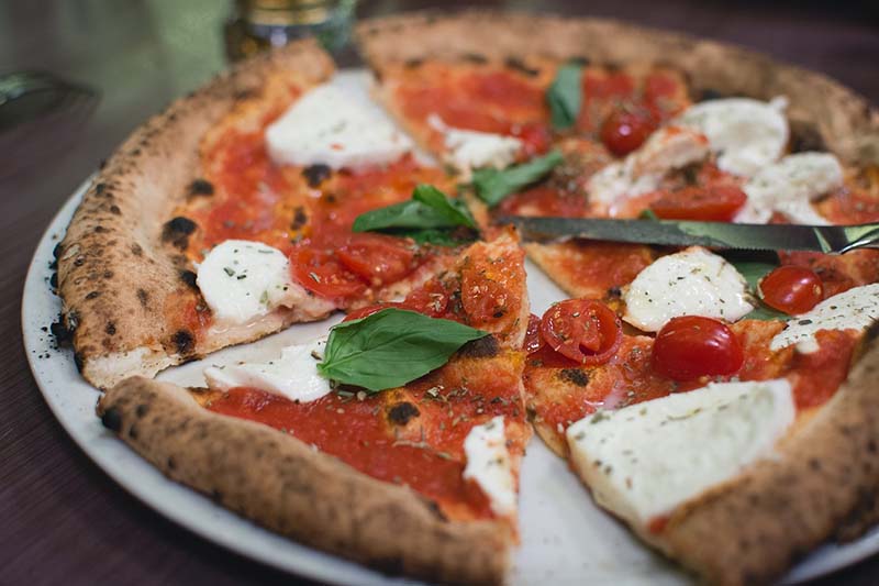 Pizza margherita tagliate a fette