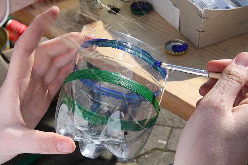 Decorazione di una bottiglia di plastica