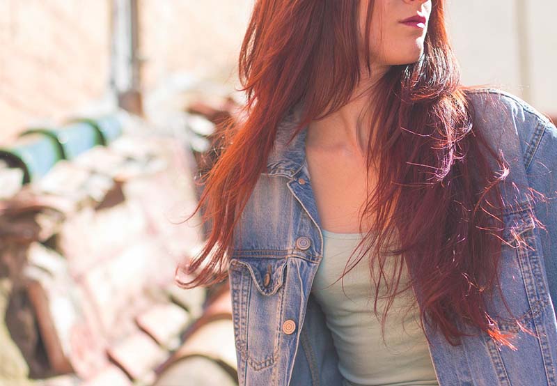 Ragazza dai capelli rossi con giacca di jeans