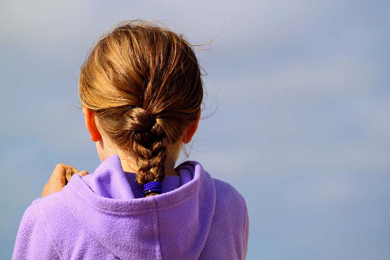 Bambina con treccia