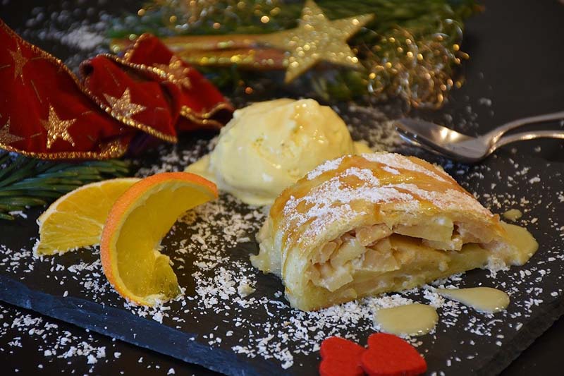 Strudel con gelato e scorza di arancia