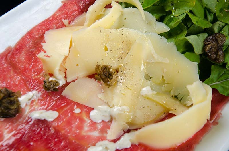 Antipasto con prosciutto e formaggio 