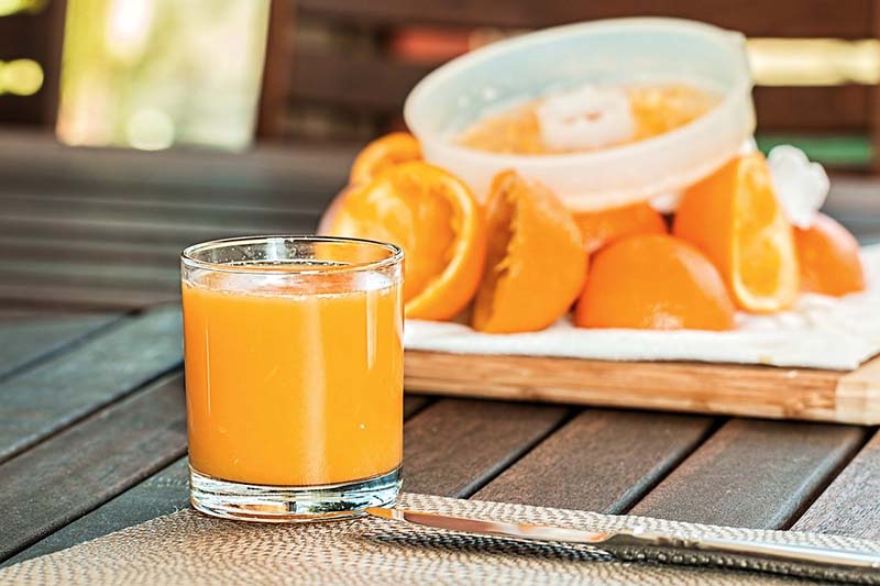 Bicchiere con succo di arancia
