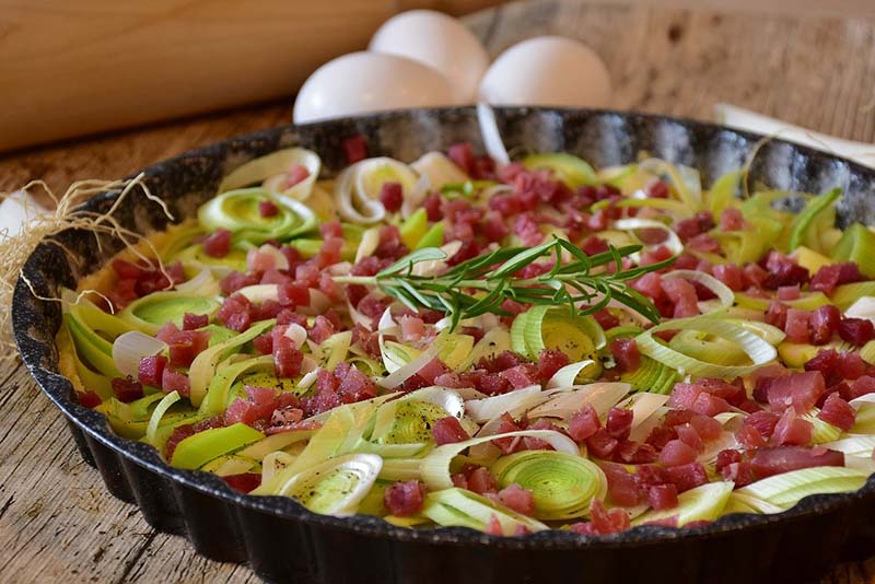 Torta salata con sedano e pancetta