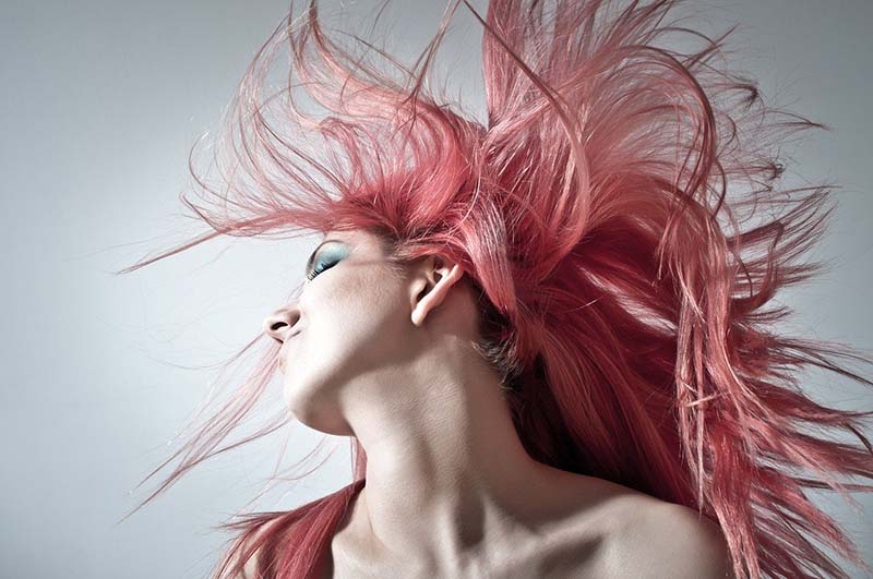 Donna con i capelli rosa 