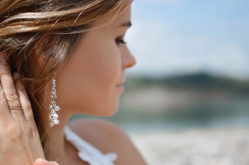 Donna con orecchino pendente con perle