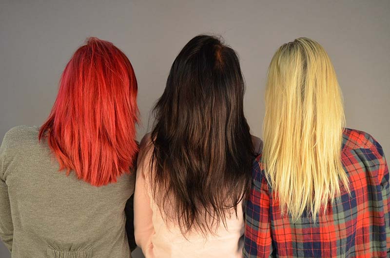 Tre donne dai capelli rossi, neri e biondi