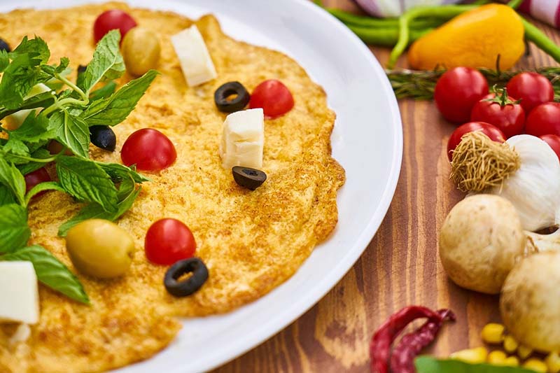 Frittata con olive, pomodorini e feta