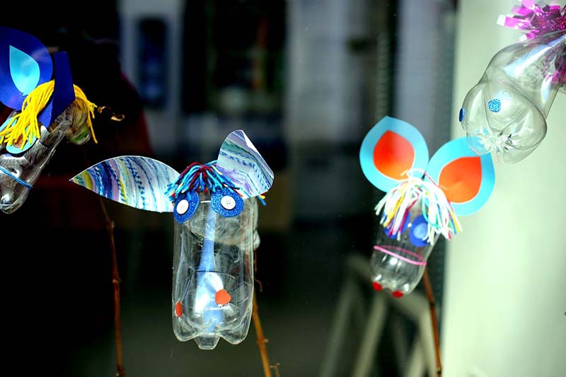 Animali con le bottiglie di plastica