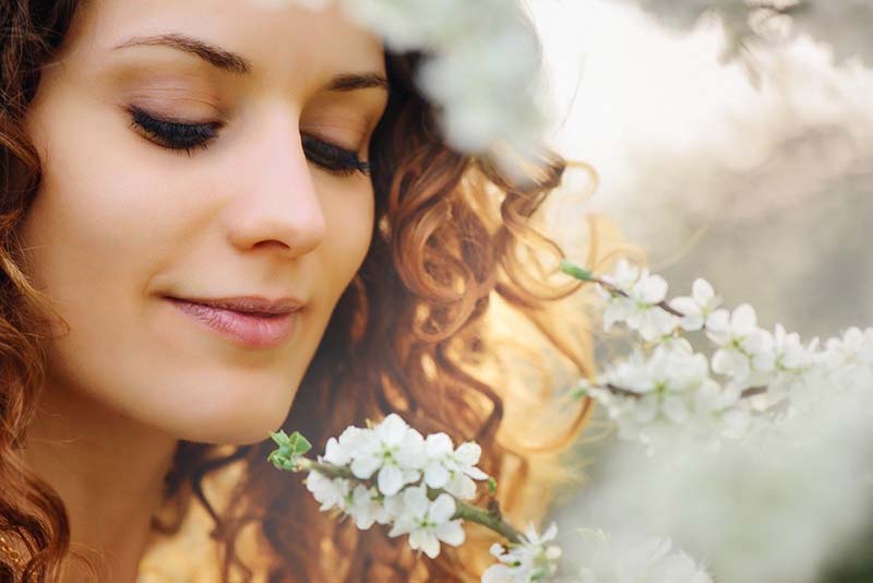 Donna che raccoglie fiori