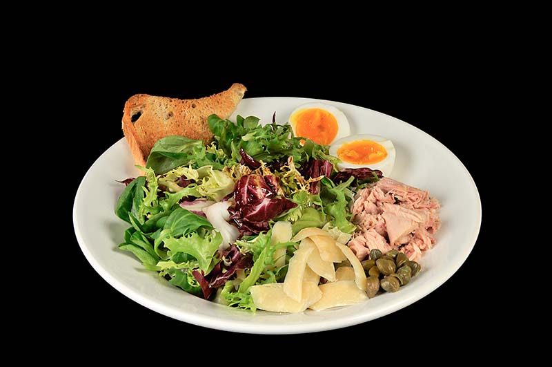 Insalata mista con uova sode, salmone, capperi e formaggio