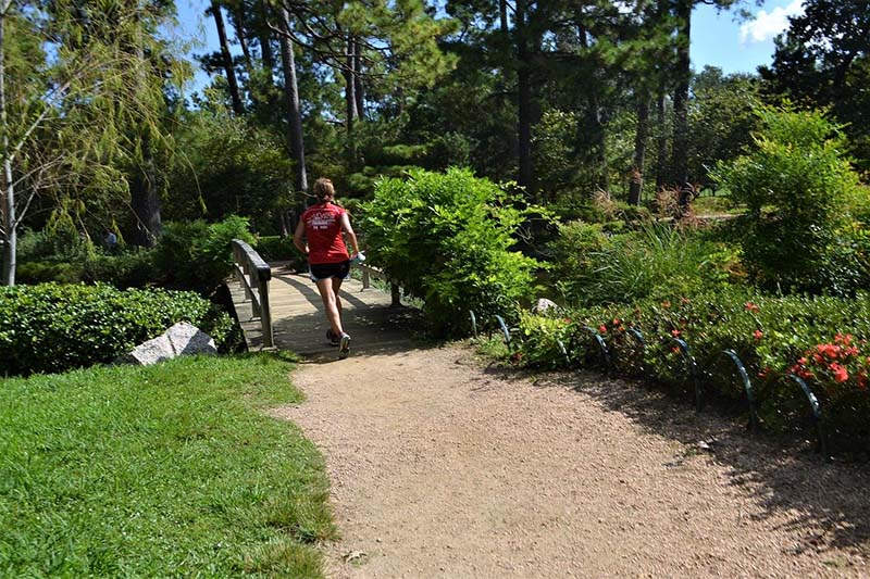 Donna fa footing nel parco