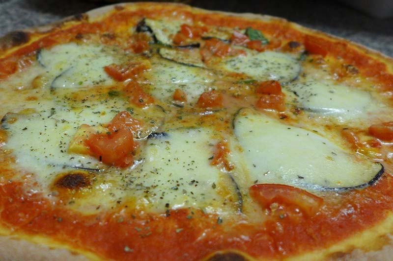 Pizza margherita con melanzane