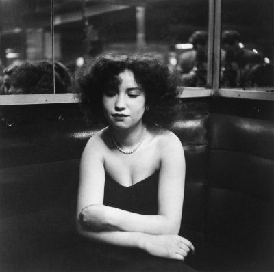 Fotografia in bianco e nero di Robert Doisneau, Mademoiselle Anita, ragazza con mano amputata.