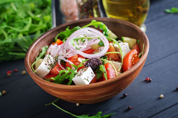 Insalata greca con pomodori, cipolla e feta